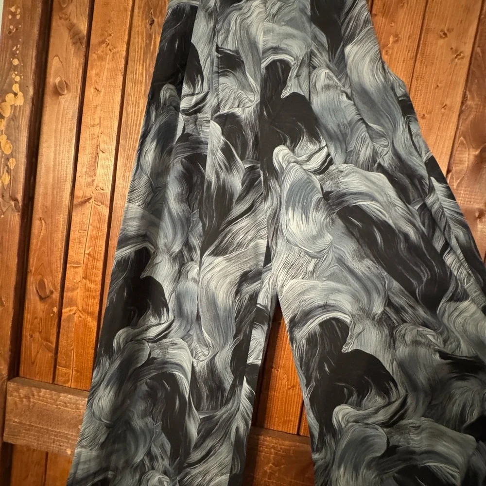 Swirl Print Wide-Leg Pants in Black and Gray - Picture 4 of 8
